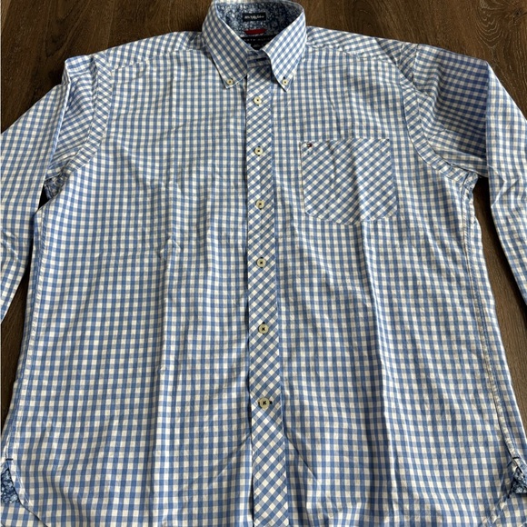 Tommy Hilfiger Button down shirt. Men’s size large. Like new condition! - Picture 8 of 10